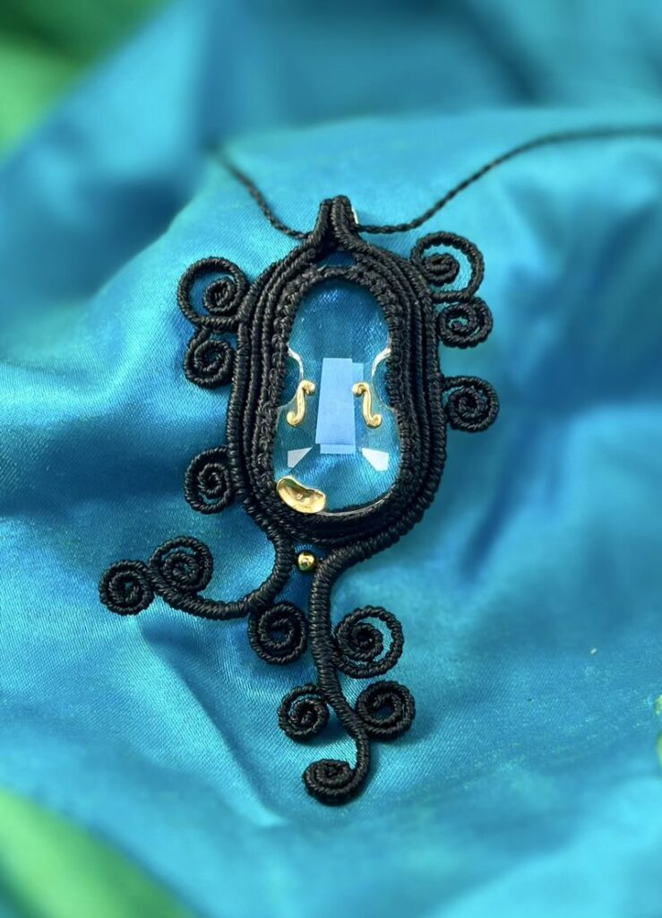 Commande personnalisée d’un collier violon en cristal avec sertissage et tissage noir