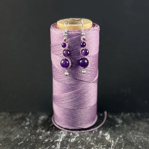 Boucles d'oreilles en perles d'améthyste et fil ciré, fabrication artisanale à la main, pièces uniques