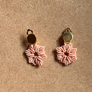 Boucles d’oreilles clips macramé fleur rose corail faites main So’fil macramé