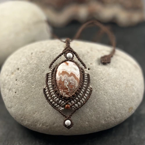 Collier pendentif macramé fait main cabochon jaspe Rosetta So’fil macramé