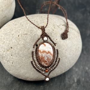 Collier pendentif macramé jaspe Rosetta côté gauche So’fil macramé