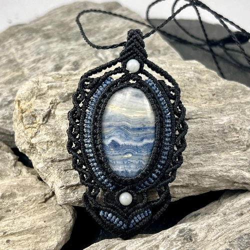 Pendentif en calcite bleue et micro macramé entièrement réalisé à la main de manière artisanale