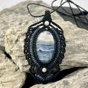 Collier pendentif macramé fait main cabochon calcite bleu So’fil macramé