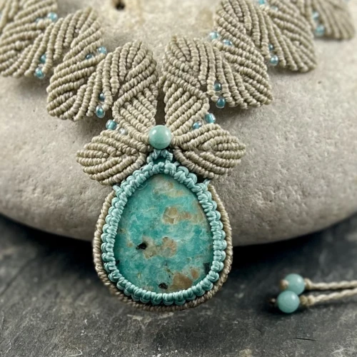 Détail collier macramé amazonite beige turquoise So’fil macramé