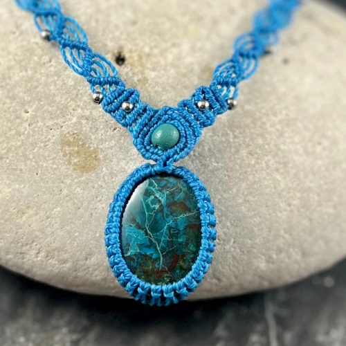 Détail collier macramé chrysocolle bleu So’fil macramé
