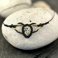 Collier ras-le-cou macramé fait main jaspe dalmatien fil ciré noir et beige So’fil macramé