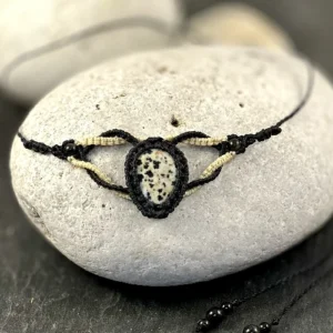 Collier ras-le-cou macramé fait main jaspe dalmatien fil ciré noir et beige So’fil macramé