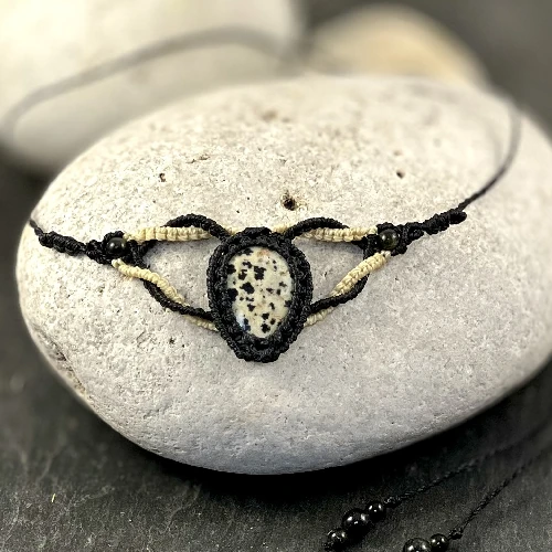 Collier ras-le-cou macramé fait main jaspe dalmatien fil ciré noir et beige So’fil macramé