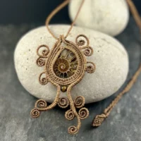 Pendentif macramé fait main ammonite marron spirales So’fil macramé