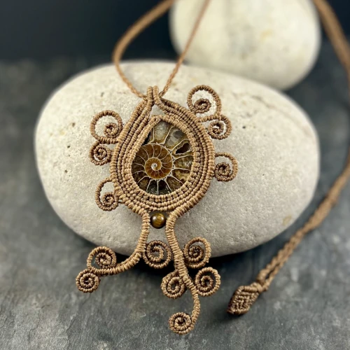 Pendentif macramé fait main ammonite marron spirales So’fil macramé