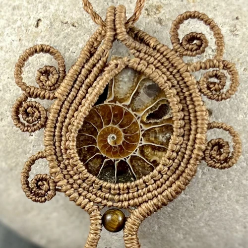 Détail pendentif macramé ammonite marron spirales So’fil macramé