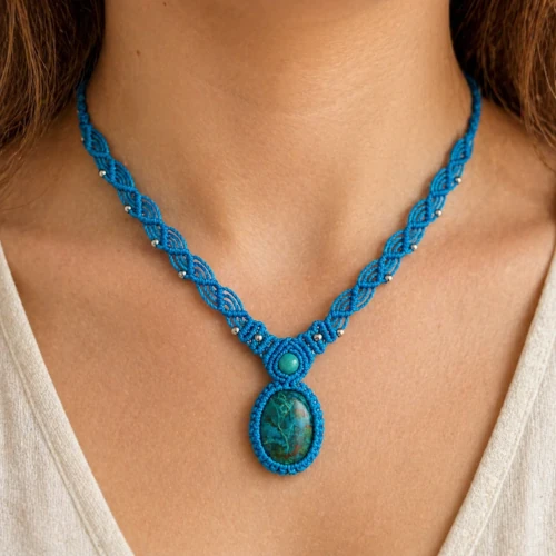 Collier macramé chrysocolle bleu porté So’fil macramé