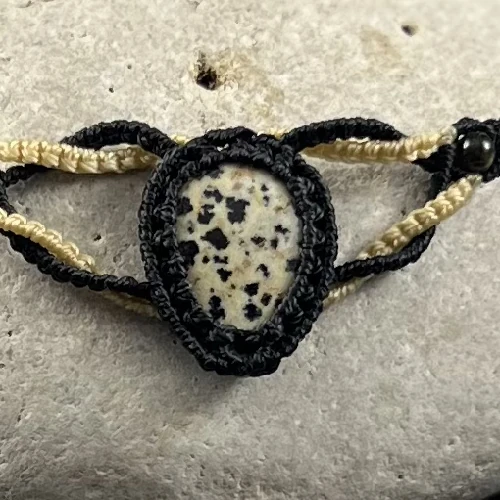 Détail jaspe dalmatien collier ras-le-cou macramé fait main So’fil macramé