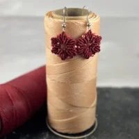 Boucles d’oreilles macramé fleur rouge foncé faites main So’fil macramé