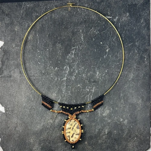Collier torque en métal doré, cabochon de zébradorite et fil ciré, réalisé à la main de manière artisanale, pièce unique