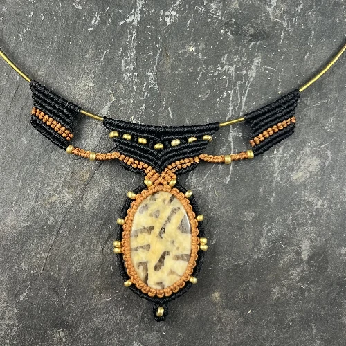 Collier torque macramé zebradorite vue rapprochée So’fil macramé