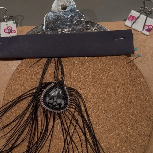 Création collier macramé fait main obsidienne neige fils blancs gris So’fil macramé