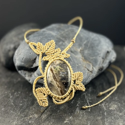 Collier en micro macramé et agate mousse fait main près de Nantes