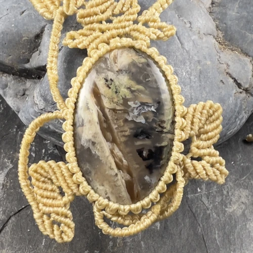 Détail d'un cabochon d'agate mousse monté en pendentif, pièce unique, idée cadeau femme