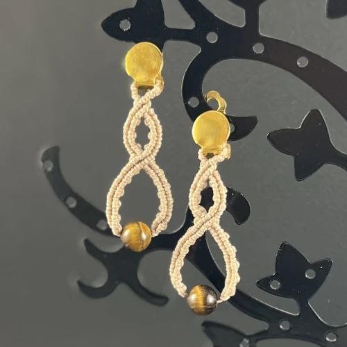 Détail boucles d’oreilles macramé perles œil de tigre So’fil macramé