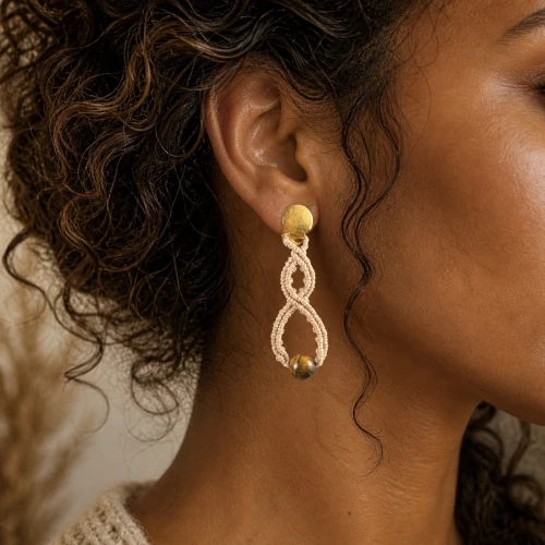 Boucles d’oreilles macramé œil de tigre portées vue de côté So’fil macramé