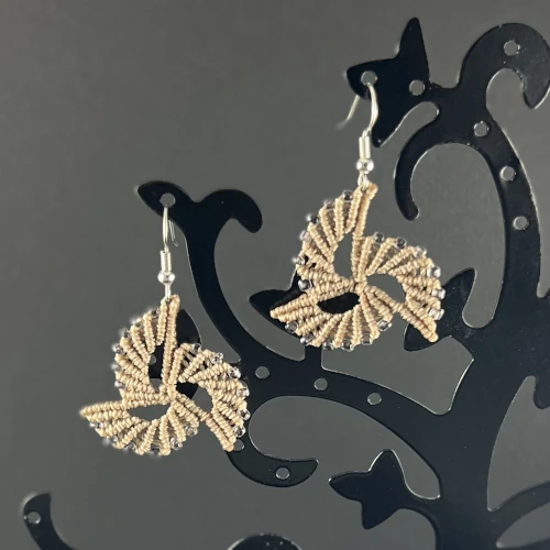 Détail boucles d’oreilles macramé spirale beige So’fil macramé