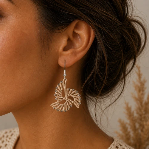 Boucles d’oreilles macramé spirale beige portées vue de côté So’fil macramé