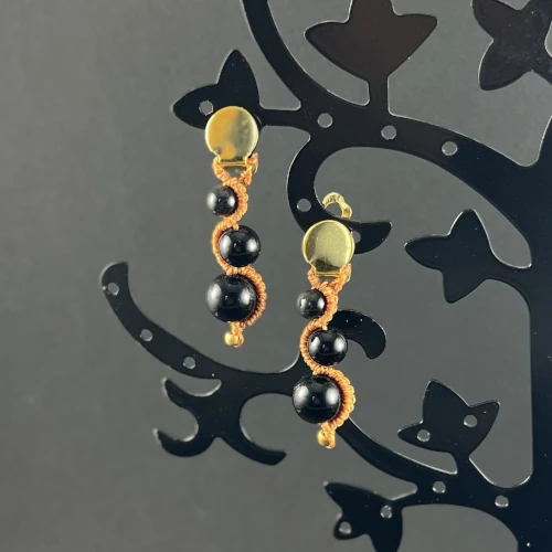 Détail boucles d’oreilles macramé trois perles obsidienne So’fil macramé