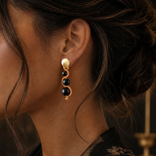 Boucles d’oreilles macramé obsidienne portées vue de côté So’fil macramé