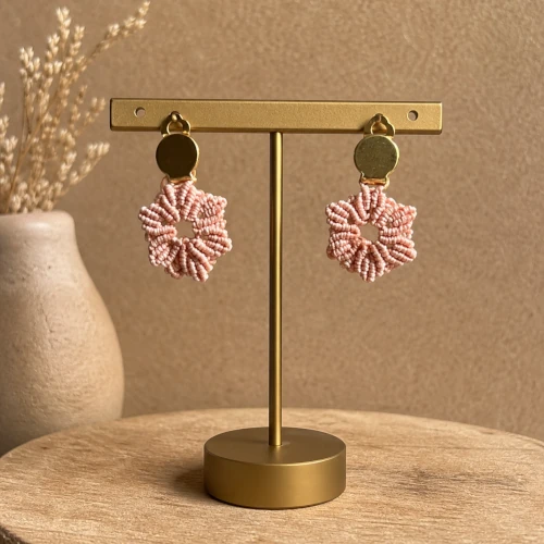 Ces boucles d'oreilles à clips sont réalisées artisanalement à la main près de Nantes en micro macramé