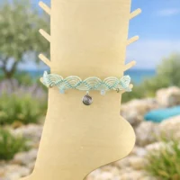 Un cadeau original pour l"été, une chevillère pièce unique réalisé de manière artisanale en micro macramé