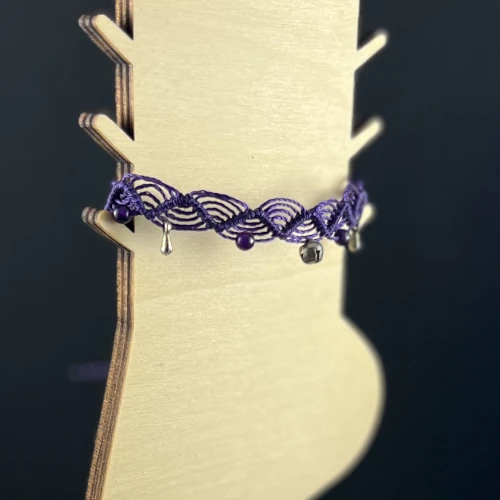 Détail bijou de cheville macramé violet So’fil macramé