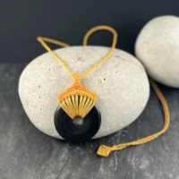 Collier pièce unique en hématite et micro macramé réalisé à la main à Nantes