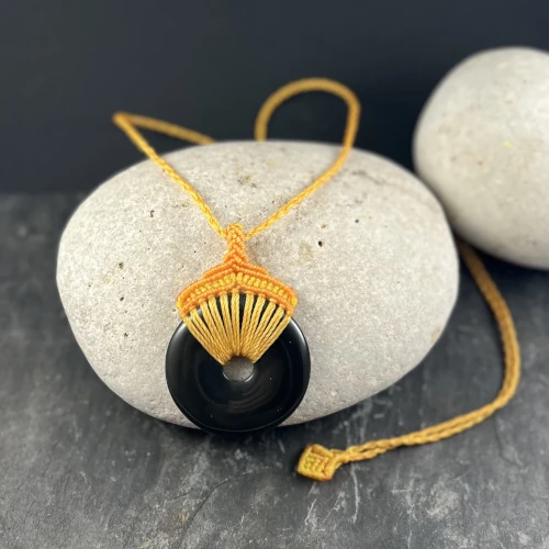 Collier pièce unique en hématite et micro macramé réalisé à la main à Nantes