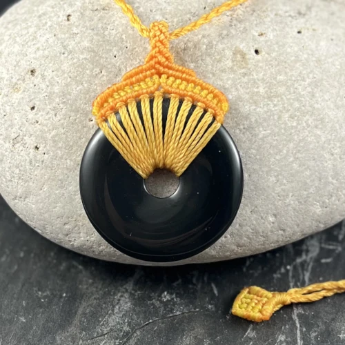 Détail du bijou en hématite forme donut réalisé de manière artisanale