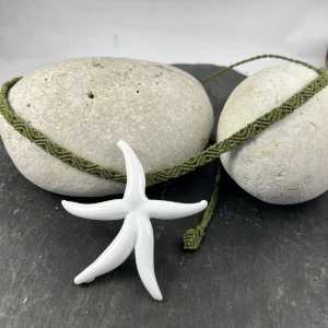 Pendentif ras-le-cou réalisé sur mesure avec une étoile de mer en céramique et du fil ciré vert