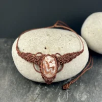 Détail du pendentif court réalisé artisanalement avec un cabochon de jaspe en micro macramé, idée de cadeau pour femme