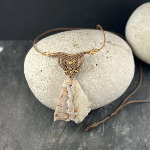 Collier pour femme ou homme, pièce unique en plaque d'agate et micro-macramé
