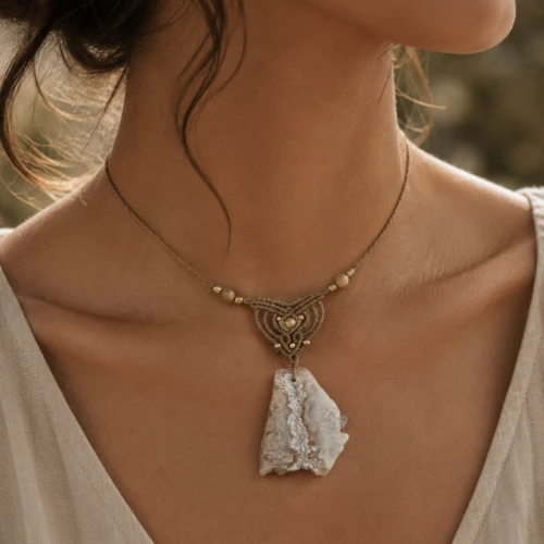 Collier en plaque d'agate beige et fil ciré marron pièce unique pour femme ou homme