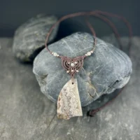 Pendentif en pierre naturelle d'agate réalisé à la main pièce unique pour femme