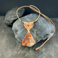 Plaque d'agate orange avec veines montée en pendentif en micro macramé, bijou pour femme