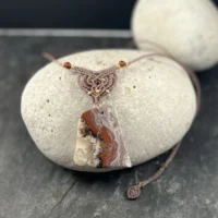Pendentif plaque agate beige rouge avec perles et fil ciré artisanal