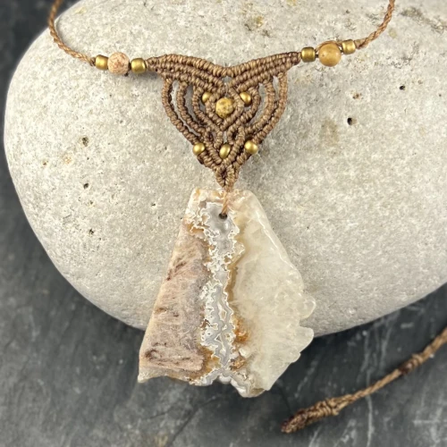 Détail du collier pour femme ou homme en agate et micro-macramé réalisé à la main en agate