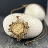 Pendentif de psilomélane avec du fil ciré beige moyen fabriqué à la main, pièce unique