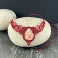 Pendentif en jaspe rosetta et tissage en micro macramé, bijou pièce unique pour cadeau femme