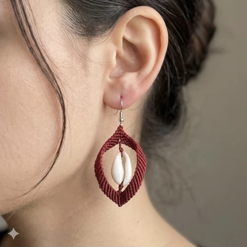 Boucles d’oreilles macramé coquillage rouge foncé portées vue de côté So’fil macramé