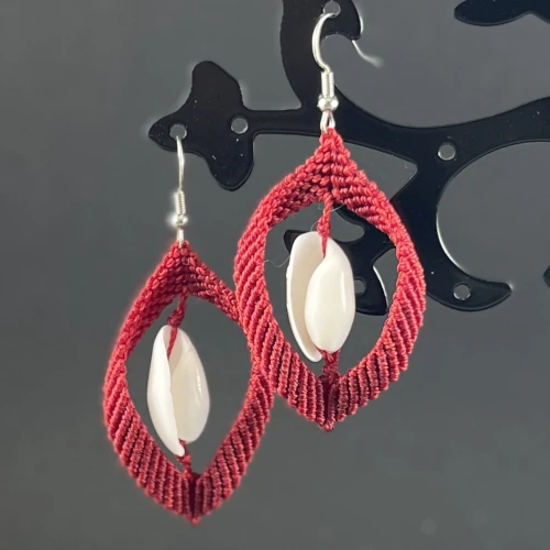 Détail boucles d’oreilles macramé rouge foncé coquillage So’fil macramé