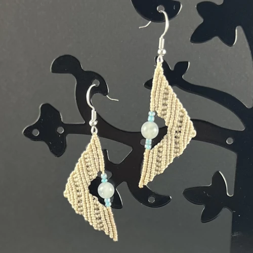 Détail boucles d’oreilles macramé triangle beige So’fil macramé