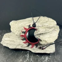 Collier lune macramé fait main obsidienne noir et rouge So’fil macramé