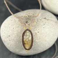 Pendentif en corail fossile